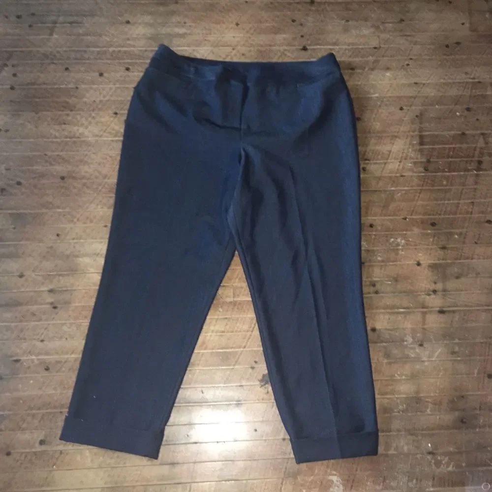 Lane Bryant black flat front cropped slacks